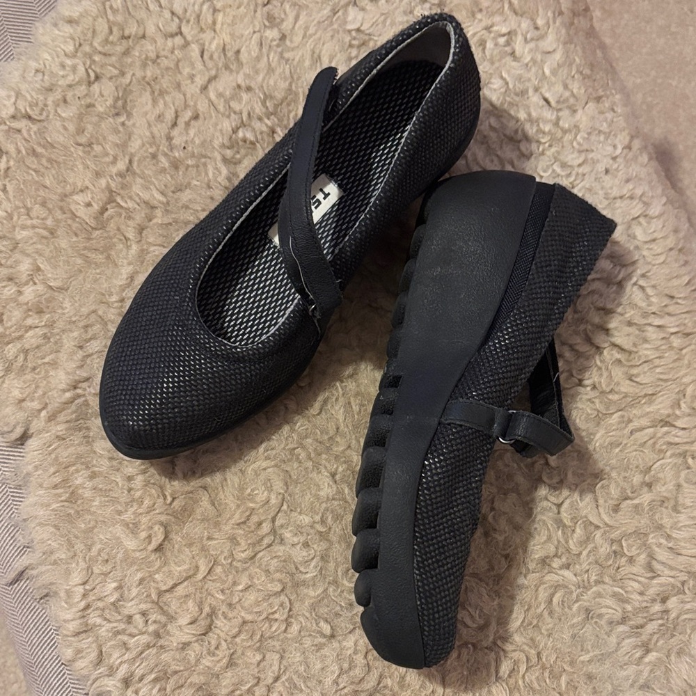 Tsubo Black Textured Flats